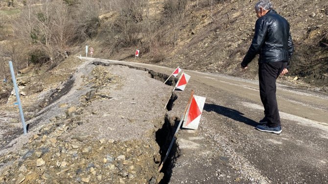 Bartın’da yağmur sonrası yollarda heyelanlar meydana geldi