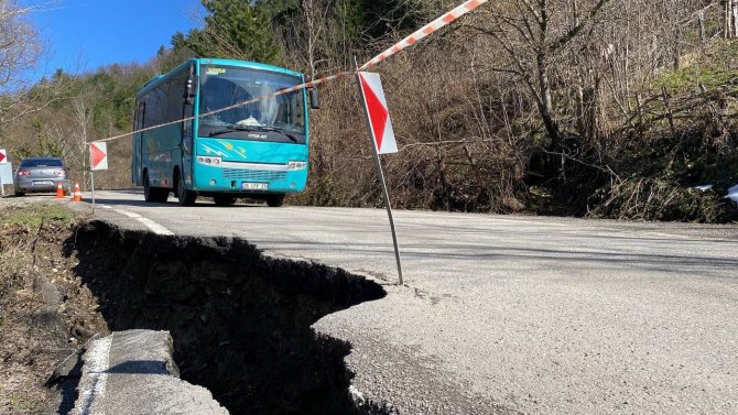 Bartın’da yağmur sonrası yollarda heyelanlar meydana geldi