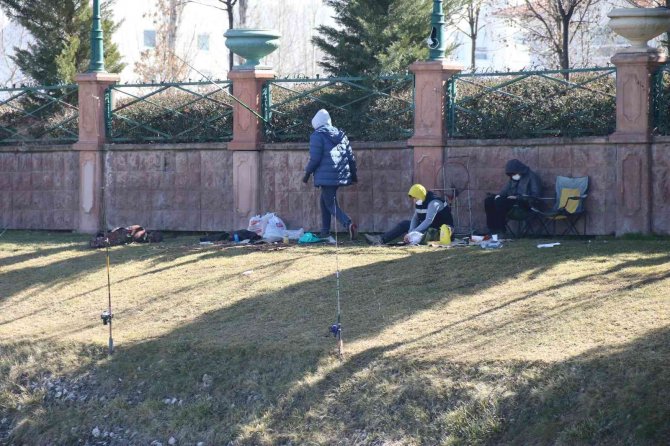 Güneşli havayı gören oltasını çıkardı