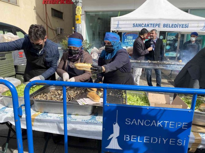 Sancaktepe’de festivalde 7 ton hamsi dağıtıldı