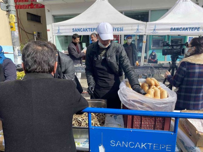 Sancaktepe’de festivalde 7 ton hamsi dağıtıldı