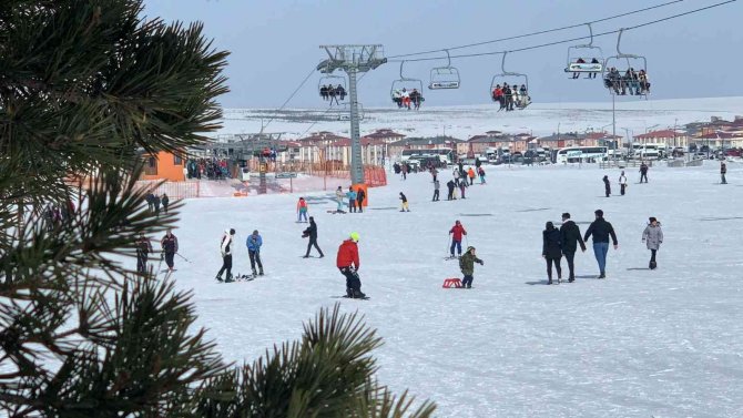 Sarıkamış Kayak Merkezi doldu taştı