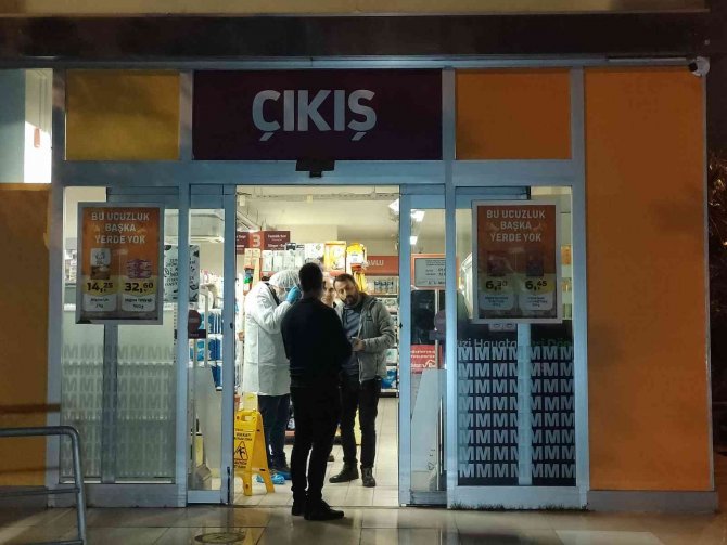 Antalya’da zincir market şubesinde cerrahi maskeli silahlı soygun