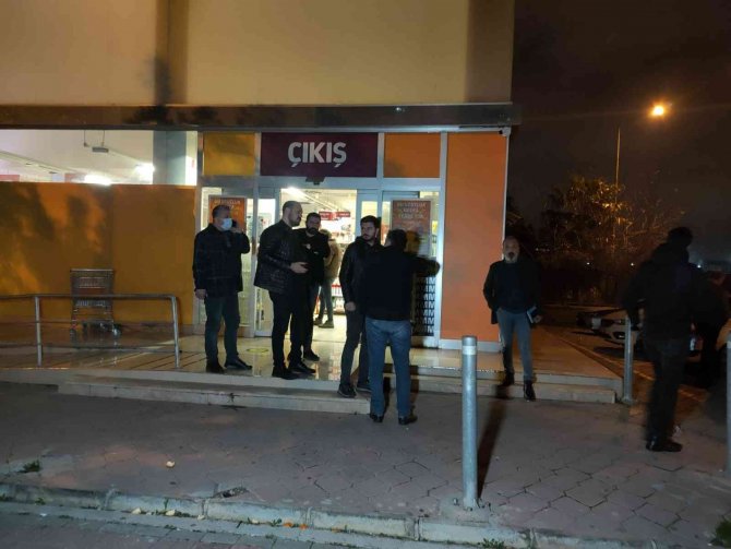 Antalya’da zincir market şubesinde cerrahi maskeli silahlı soygun