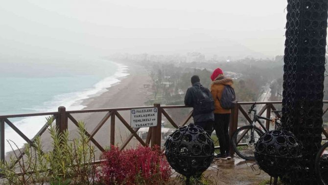 Antalya’da sağanak yağış