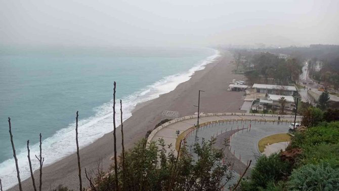 Antalya’da sağanak yağış