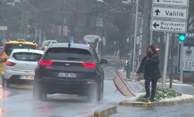 Antalya’da sağanak yağış