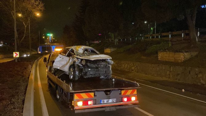 Bursa’da uygulamadan kaçan otomobil ile servis aracı ile çarpıştı: 3 yaralı