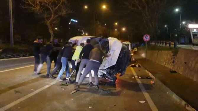 Bursa’da uygulamadan kaçan otomobil ile servis aracı ile çarpıştı: 3 yaralı