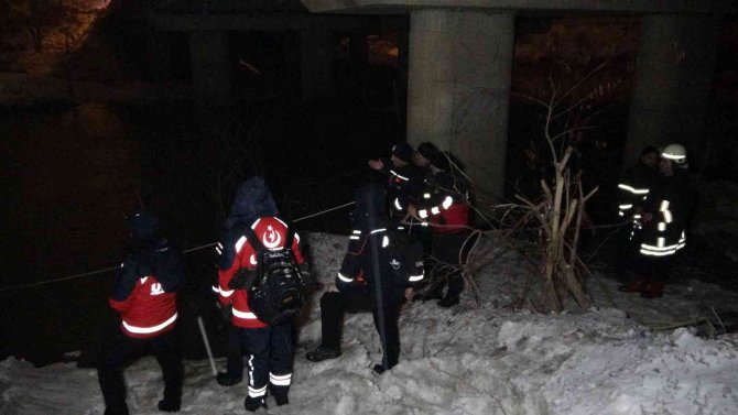 Muş’ta Karasu Nehri’ne düşen genç kız için arama çalışması başlatıldı