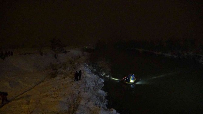 Muş’ta Karasu Nehri’ne düşen genç kız için arama çalışması başlatıldı