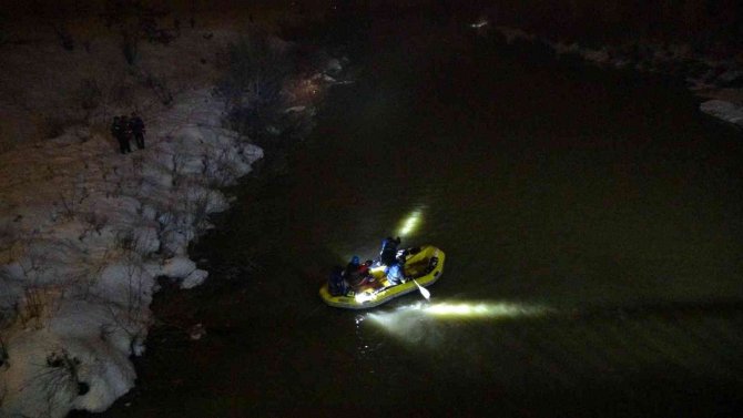 Muş’ta Karasu Nehri’ne düşen genç kız için arama çalışması başlatıldı