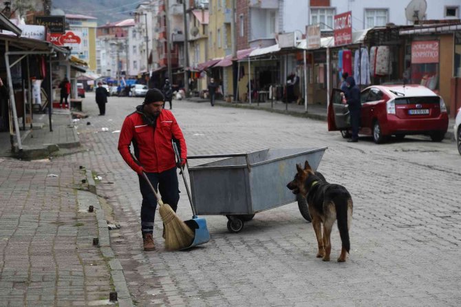 Temizlik işçisi ile köpeğin kıskandıran dostluğu