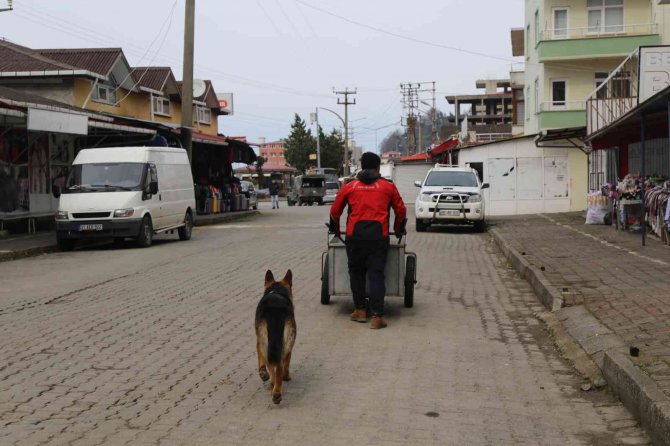 Temizlik işçisi ile köpeğin kıskandıran dostluğu