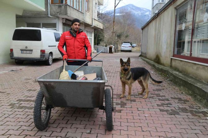 Temizlik işçisi ile köpeğin kıskandıran dostluğu