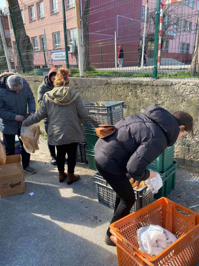 Gönüllüler kandil simidi ve ekmek dağıttı