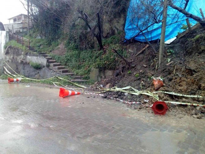 İki katlı evin bahçesinde heyelan meydana geldi