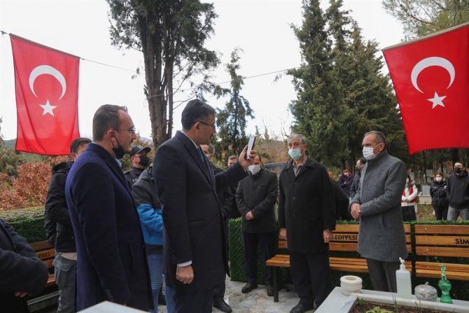 Simavlı şehidin kabrini ziyaret eden vali, şehidin İzmir’deki ailesini de görüntülü aradı