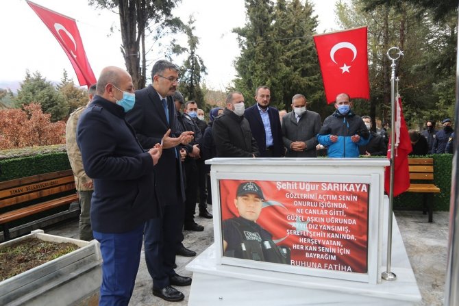 Simavlı şehidin kabrini ziyaret eden vali, şehidin İzmir’deki ailesini de görüntülü aradı