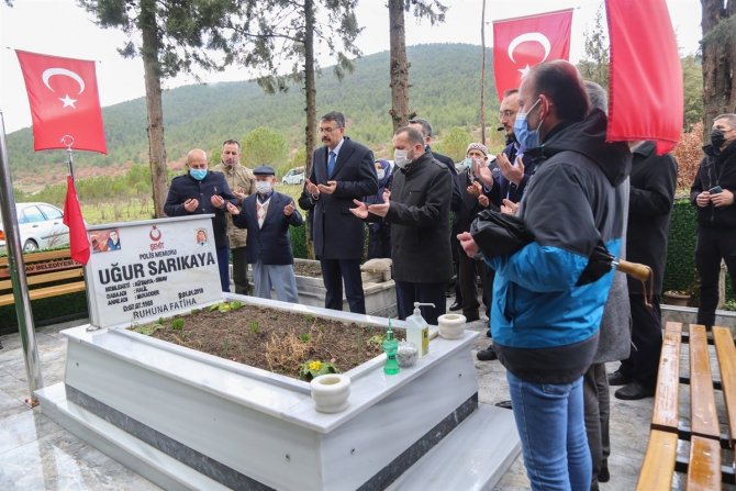 Simavlı şehidin kabrini ziyaret eden vali, şehidin İzmir’deki ailesini de görüntülü aradı