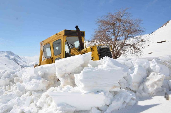 Şırnak’ta 2 bin 650 rakımlı yaylada kar kalınlığı 5 metreyi buldu, ekipler 15 günde bir yolu açıyor