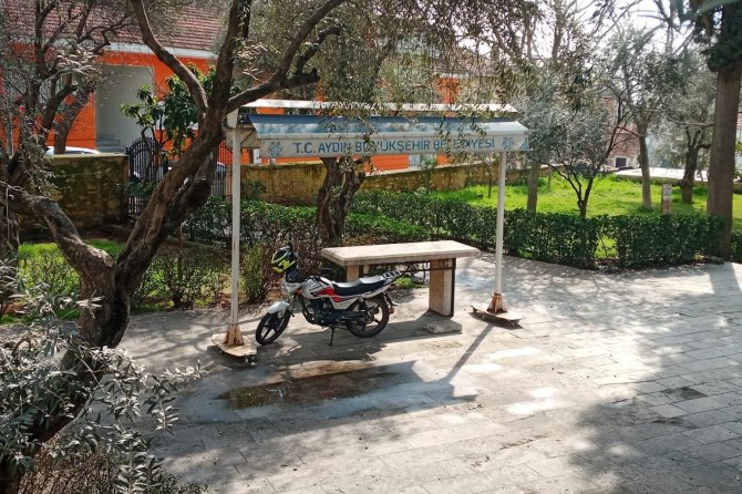 Hırsızlardan bıkan şahıs, motosikletini musalla taşına park etti