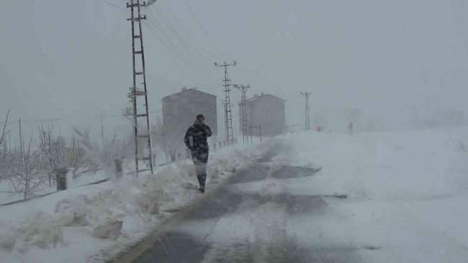 Bitlis yoğun kar yağışı altında