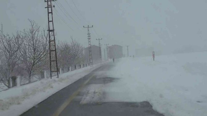 Bitlis yoğun kar yağışı altında