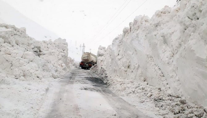 Doski Vadisi’nde kardan 5 metrelik tüneller oluştu