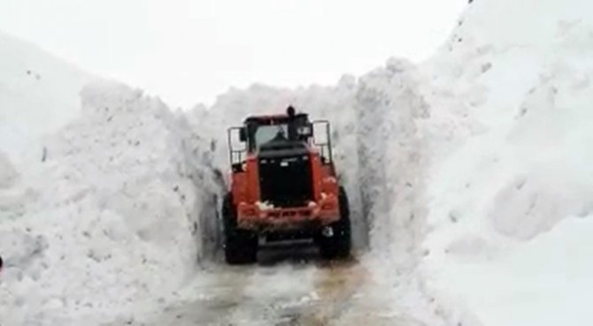 Doski Vadisi’nde kardan 5 metrelik tüneller oluştu