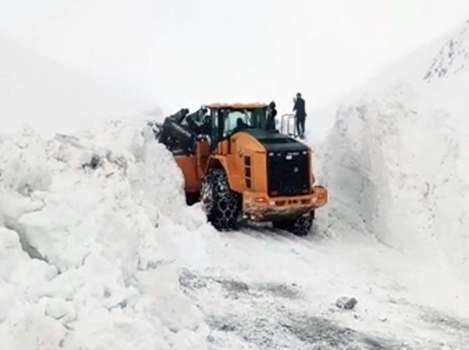 Doski Vadisi’nde kardan 5 metrelik tüneller oluştu