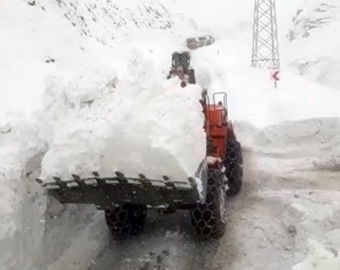 Doski Vadisi’nde kardan 5 metrelik tüneller oluştu