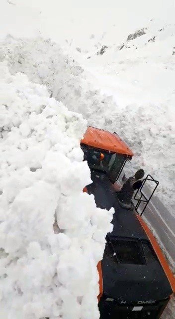 Doski Vadisi’nde kardan 5 metrelik tüneller oluştu