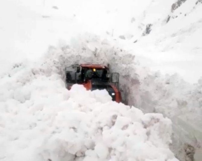 Doski Vadisi’nde kardan 5 metrelik tüneller oluştu