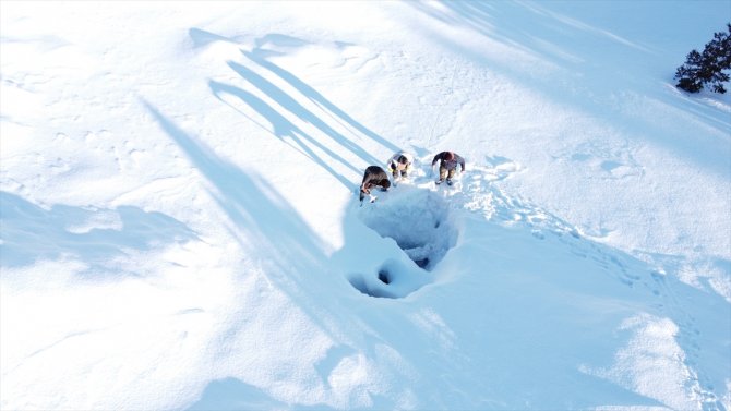 Konya'da bin 700 rakımdaki Cula Deliği'ne kar dolduruldu