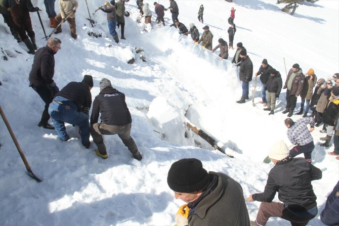 Konya'da bin 700 rakımdaki Cula Deliği'ne kar dolduruldu