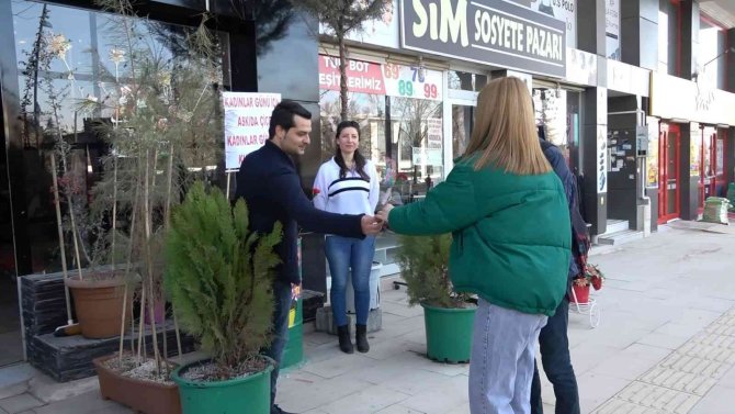 14 Şubat’ta askıda çiçek kampanyası başlatmıştı, 8 Mart’ta da o geleneği devam ettirdi