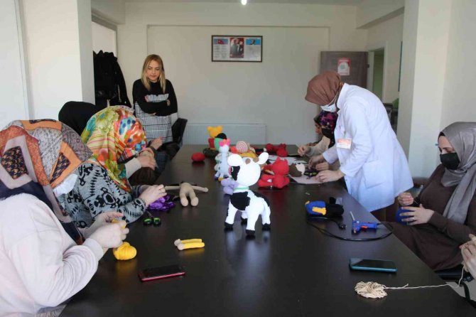 Kadınlar burada hem meslek öğreniyor hem de kazanç sağlıyor