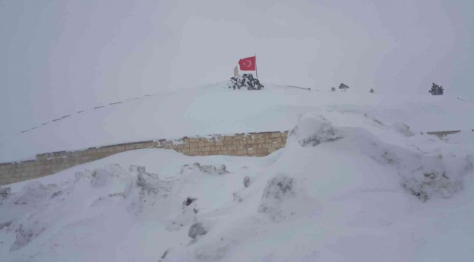 Kop Dağı Geçidinde kar ve tipi etkili oldu