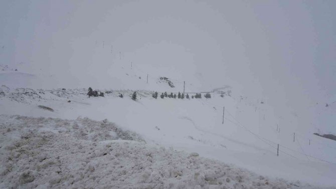 Kop Dağı Geçidinde kar ve tipi etkili oldu