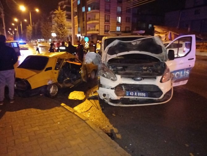 Konya'da polis aracı ile otomobil çarpıştı! Yaralılar var