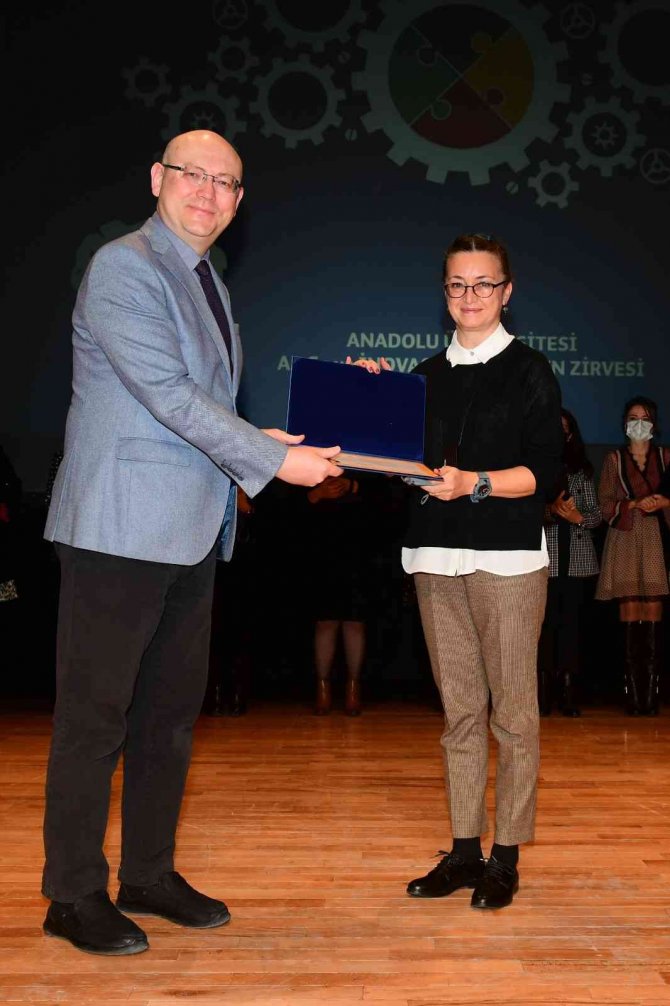 Anadolu Üniversitesi’nde 40 bilim kadınına ödül dağıtıldı