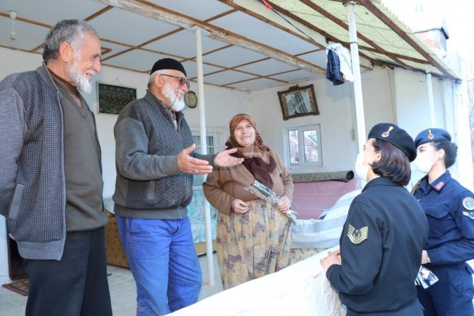 Jandarma astsubaylar kadınlara karanfil verdi