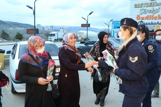 Jandarma astsubaylar kadınlara karanfil verdi