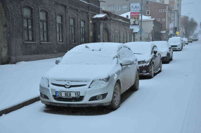 Kars’ta kar yağışı etkili oluyor