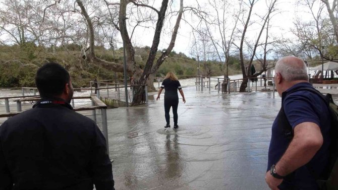 Manavgat Barajı’ndan bırakılan su, şelale esnafını harekete geçirdi