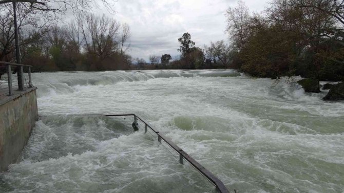 Manavgat Barajı’ndan bırakılan su, şelale esnafını harekete geçirdi