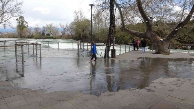 Manavgat Barajı’ndan bırakılan su, şelale esnafını harekete geçirdi