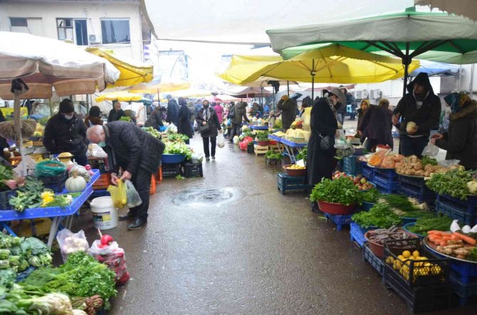 Pazar esnafının ’soğuk’ mesaisi