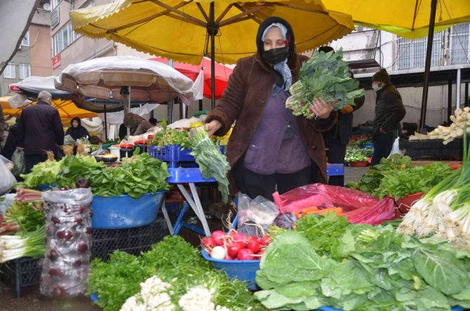 Pazar esnafının ’soğuk’ mesaisi